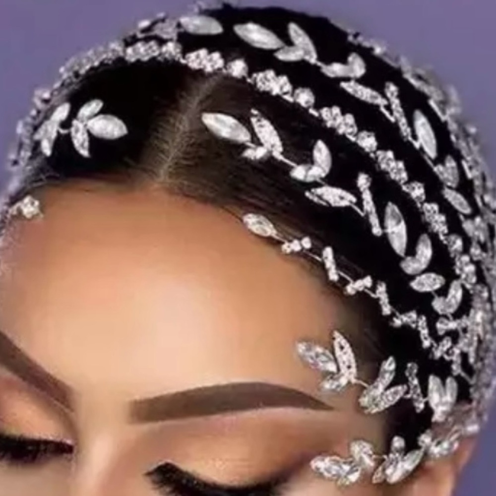 Intricate Silver Hair Accessory with Leaf Design